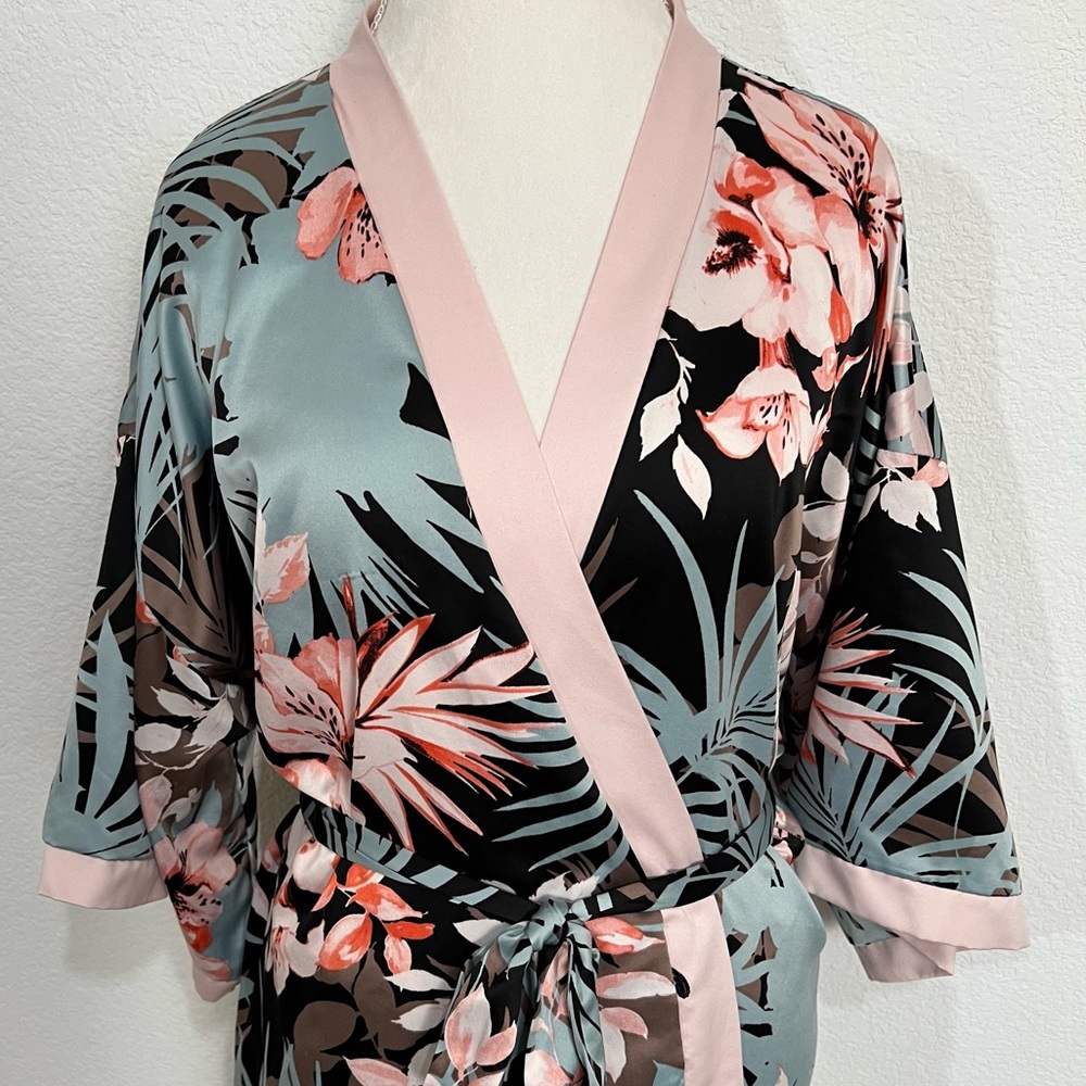 ⚠️SoLD⚠️Secret Treasures Fronds & Florals Belted Front Wrap Robe Short Sleeve - Picture 3 of 13